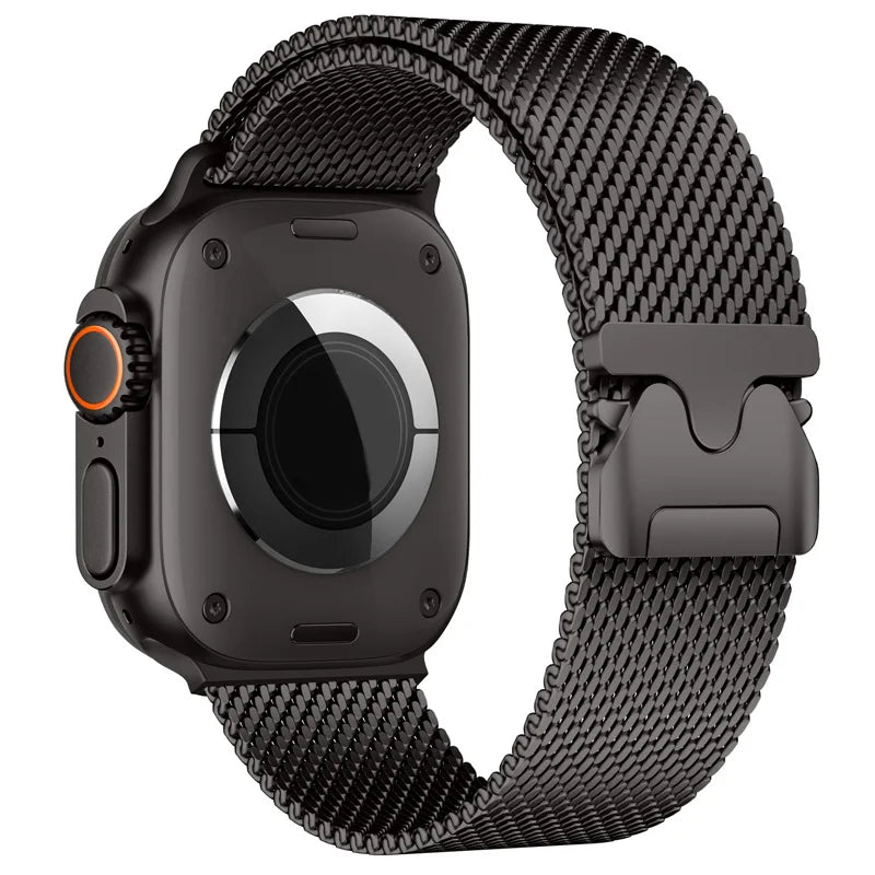 Achteraanzicht van een zwarte robuuste smartwatch met een zwarte metalen Milanese horlogeband, geïsoleerd op een witte achtergrond. De afbeelding toont de hartslagsensoren op de achterkant van de horlogekast en de kenmerkende robuuste metalen gespsluiting van de band.