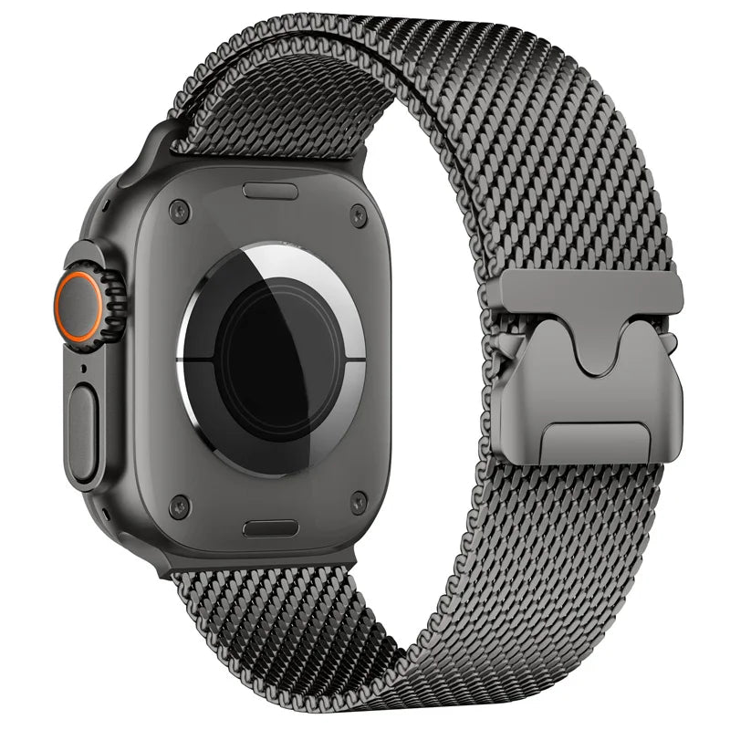 Achteraanzicht van een donkergrijze robuuste smartwatch met een zwarte metalen Milanese horlogeband, geïsoleerd op een witte achtergrond. De afbeelding toont de hartslagsensoren op de achterkant van de horlogekast en de specifieke metalen gespsluiting van de band.